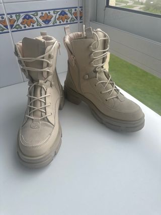Botines beige con cremallera