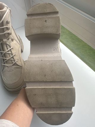 Botines beige con cremallera