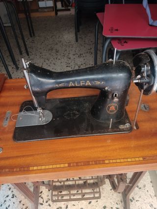 Máquina coser Alfa antigua