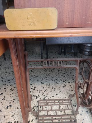 Máquina coser Alfa antigua