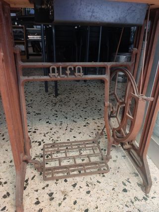 Máquina coser Alfa antigua