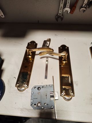 Manetas latón puerta