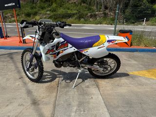 KTM EXC 250 de 1995 totalmente restaurada