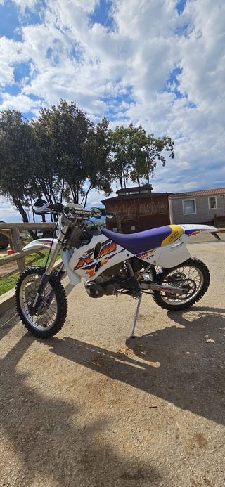 KTM EXC 250 de 1995 totalmente restaurada