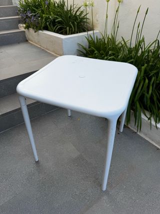 Mesa blanca de plástico exterior o interior
