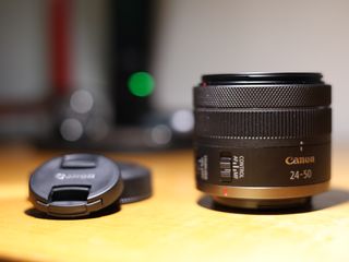 Objetivo Canon RF 24-50 de kit