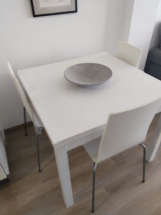 Tavolo e sedie allungabili.