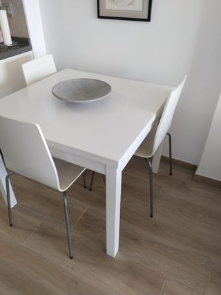 Tavolo e sedie allungabili.