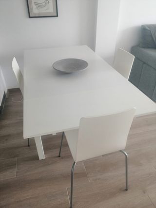 Tavolo e sedie allungabili.