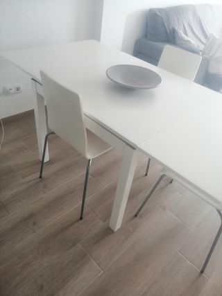 Tavolo e sedie allungabili.