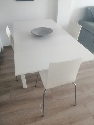 Tavolo e sedie allungabili.