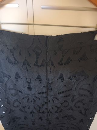 Falda negra guipour midi