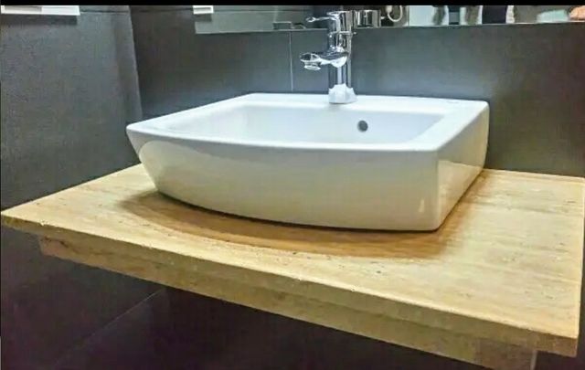 Lavabo Roca Hall + encimera de mármol travertino