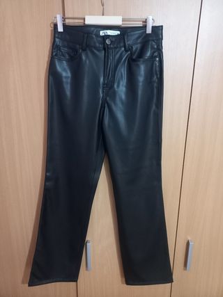 Pantalón negro de Zara. Nuevo 