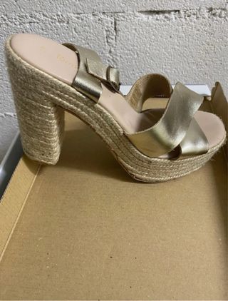 Sandalias doradas tacón yute