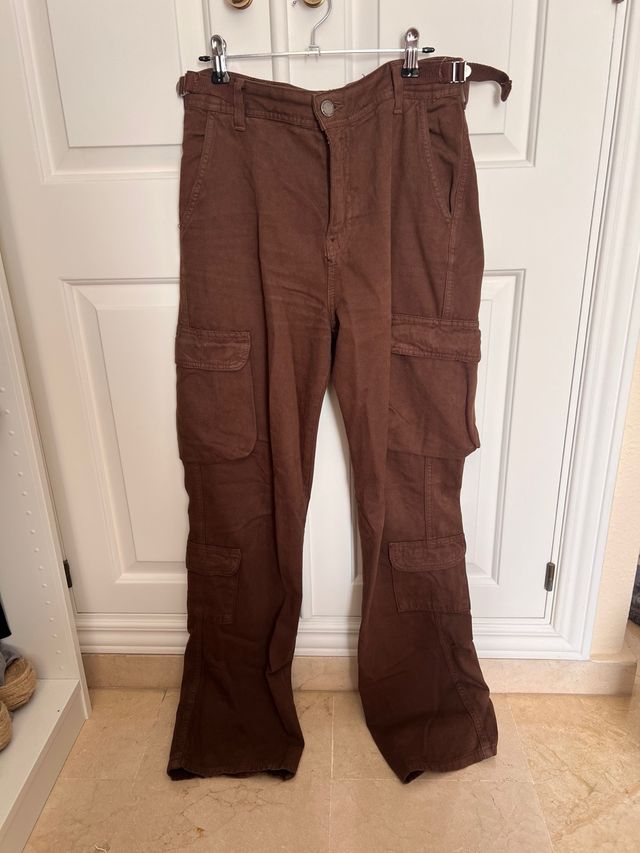 Pantalones cargo marrón stradivarius
