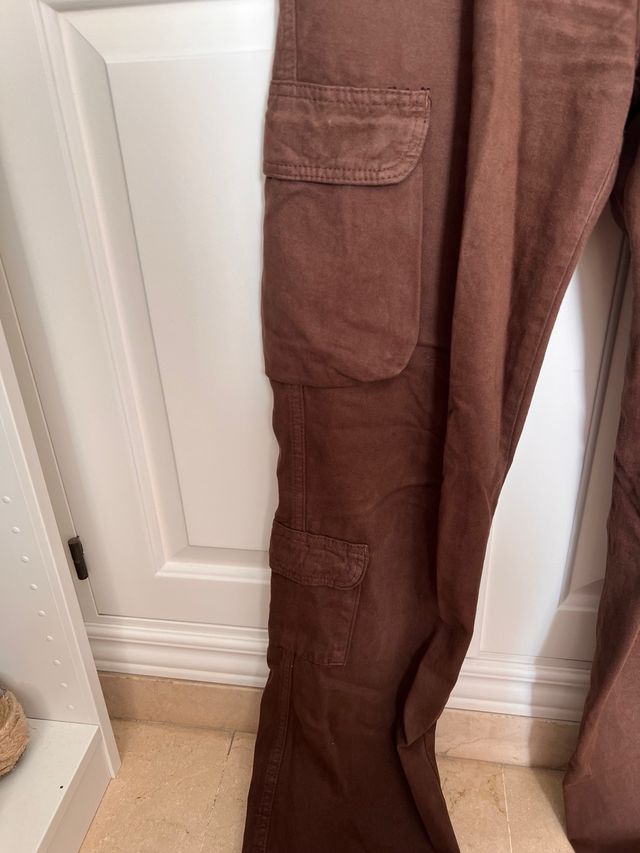 Pantalones cargo marrón stradivarius