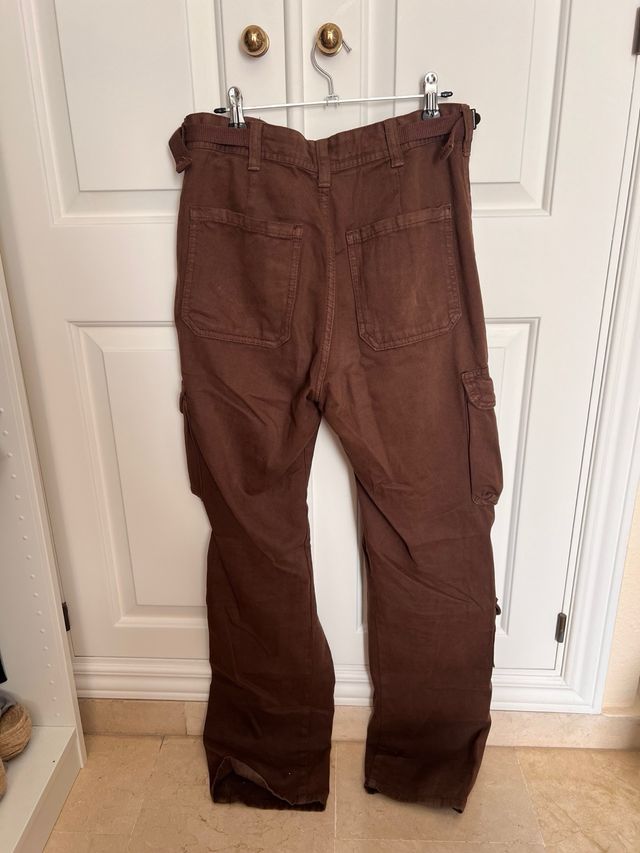 Pantalones cargo marrón stradivarius