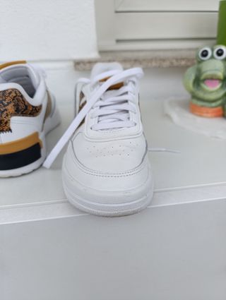 Tenis blancos con marrón Adidas