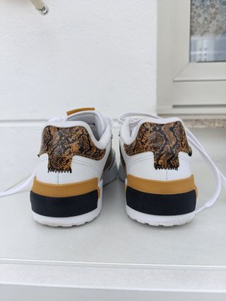 Tenis blancos con marrón Adidas