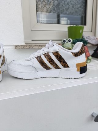 Tenis blancos con marrón Adidas