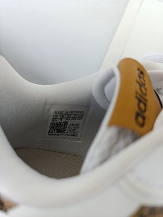 Tenis blancos con marrón Adidas