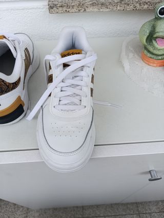 Tenis blancos con marrón Adidas