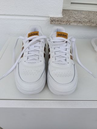 Tenis blancos con marrón Adidas