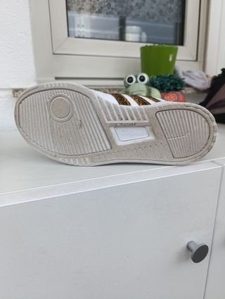 Tenis blancos con marrón Adidas