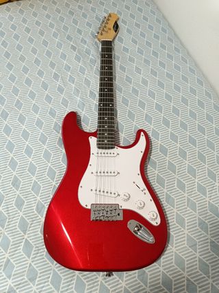 Guitarra eléctrica roja y blanca-
Nueva
