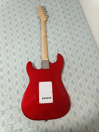 Guitarra eléctrica roja y blanca-
Nueva
