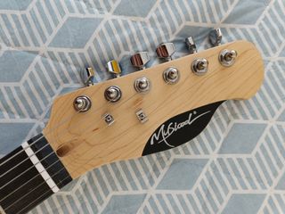 Guitarra eléctrica roja y blanca-
Nueva