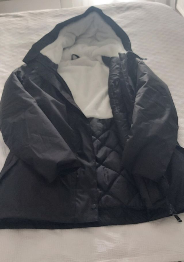Chaqueta negra impermeable