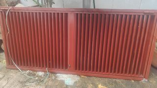 Puerta roja de metal - Reja