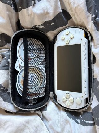 PSP 1004 blanca + 4 juegos