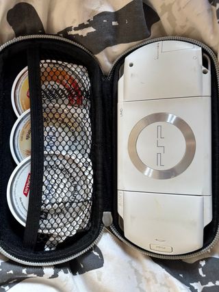 PSP 1004 blanca + 4 juegos