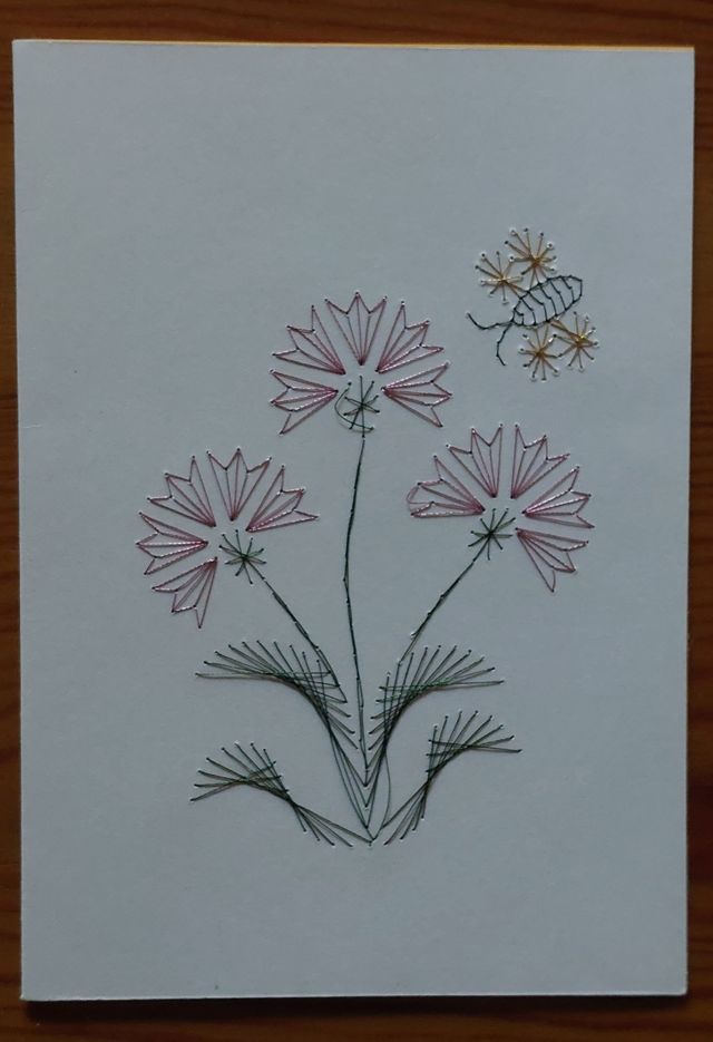 Tarjeta de hilo metálico. Abejas y flores.