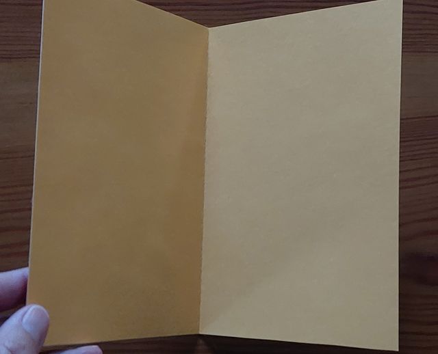 Tarjeta de hilo metálico. Abejas y flores.