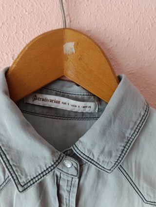 Camisa gris clarita Stradivarius
