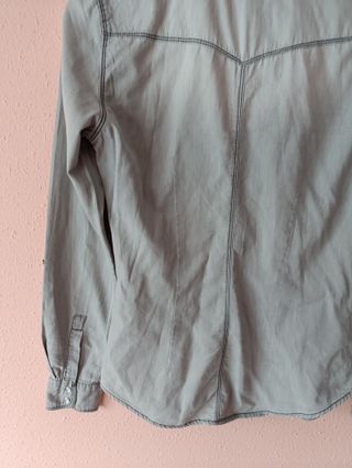 Camisa gris clarita Stradivarius