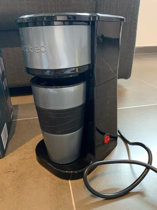 Cafetera goteo con taza termo