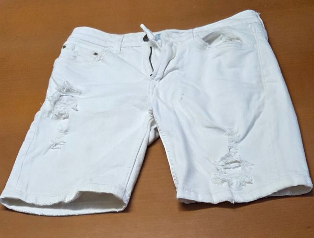 Bermuda tejana blanca. Bershka.