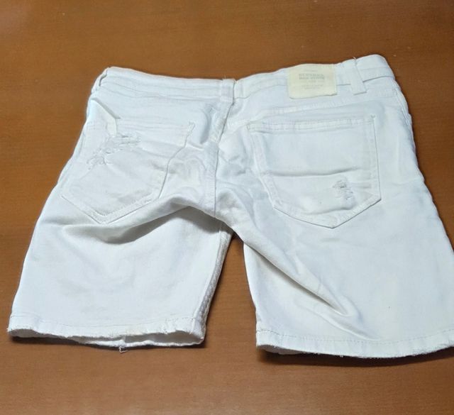 Bermuda tejana blanca. Bershka.