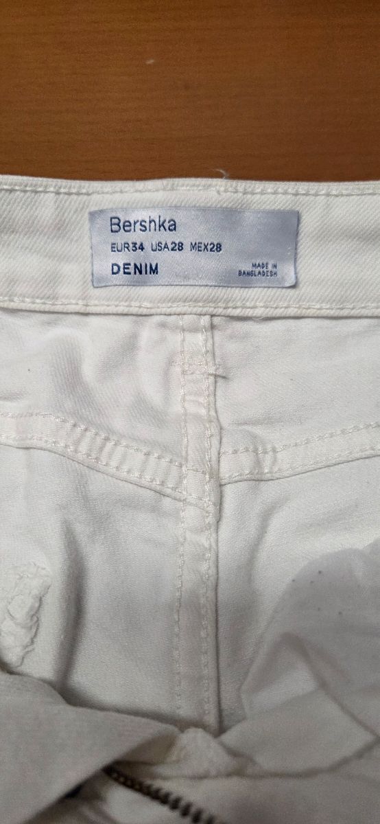 Bermuda tejana blanca. Bershka.