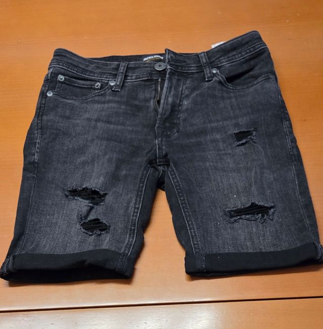 Bermuda tejana negra. Jack Jones