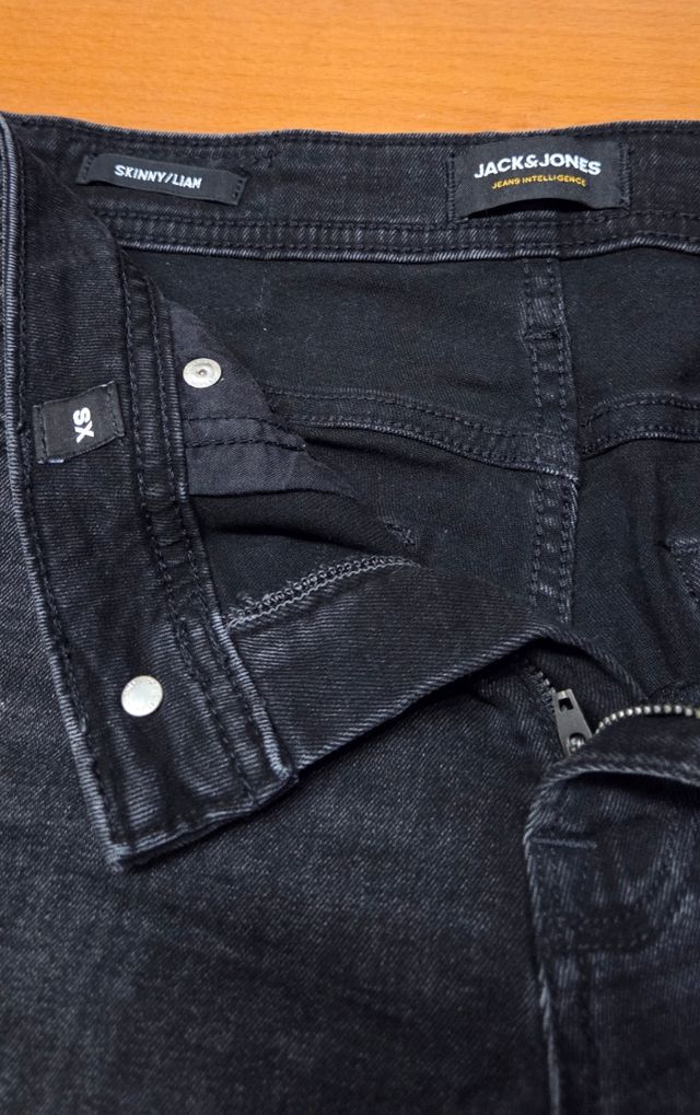 Bermuda tejana negra. Jack Jones