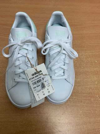 Adidas Stan Smith color blanco-turquesa.