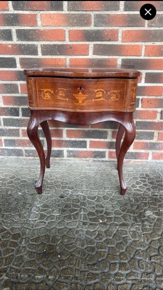 Mesa costurera antigua de madera