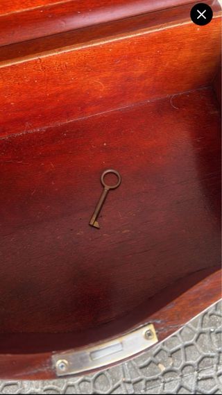 Mesa costurera antigua de madera