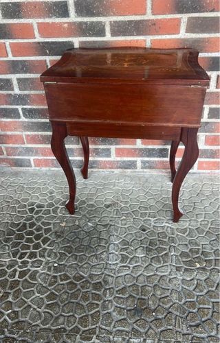 Mesa costurera antigua de madera